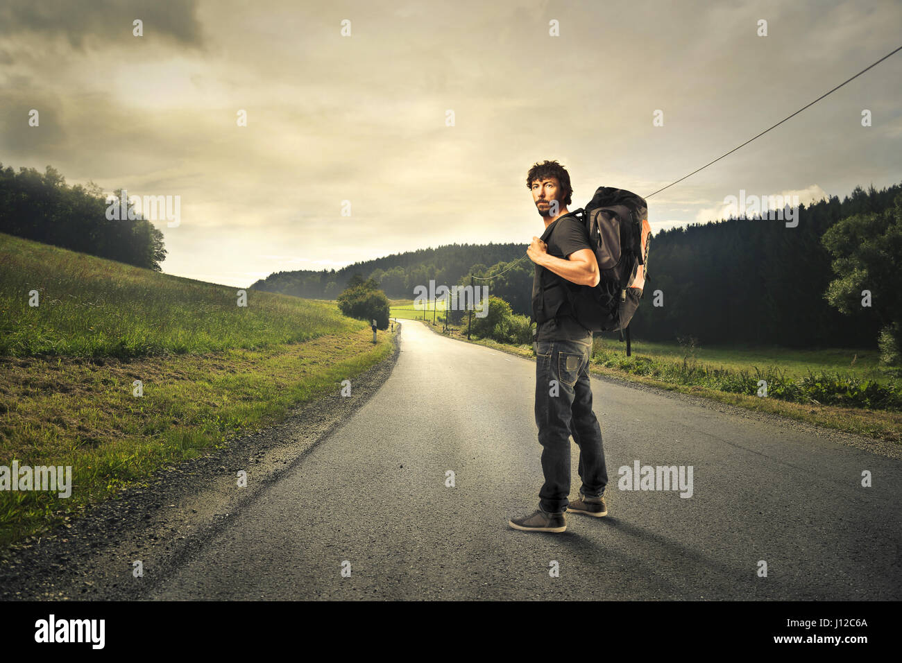 Viaggiatore uomo su autostrada Foto Stock