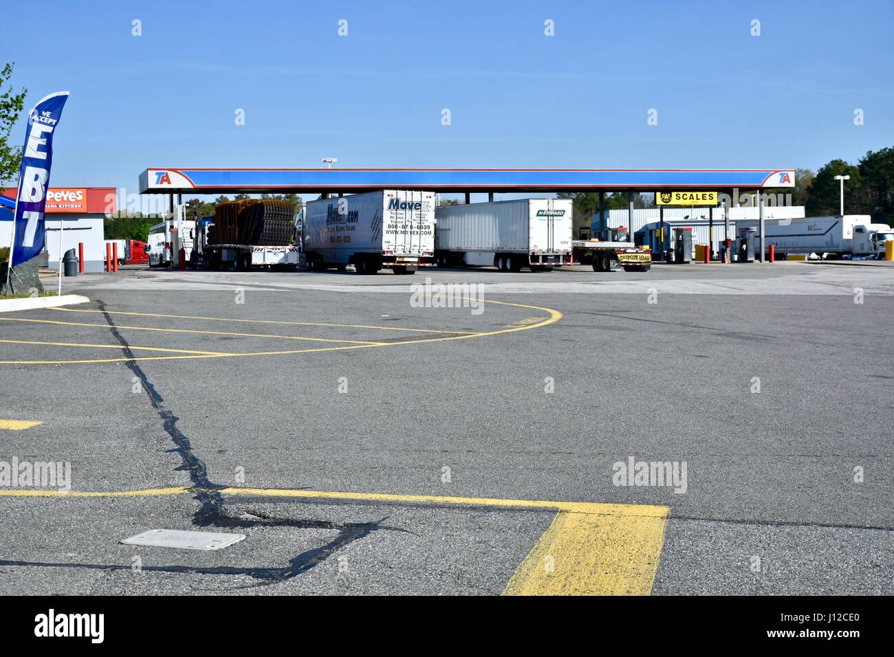 Long-haul semi carrelli parcheggiati in arresto carrello Foto Stock