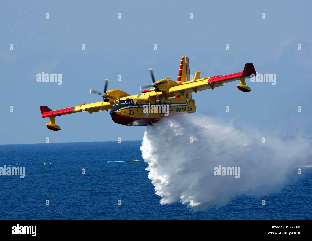 Un Bombardier acqua bomber italiano della Protezione Civile dimostra le sue  capacità al largo di Malta Foto stock - Alamy