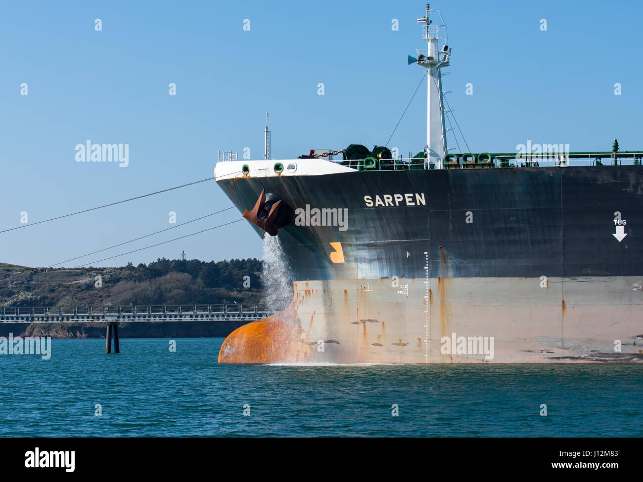 Grezzo Sarpen petroliera a Semi terminale logistico, Milford Haven Foto Stock