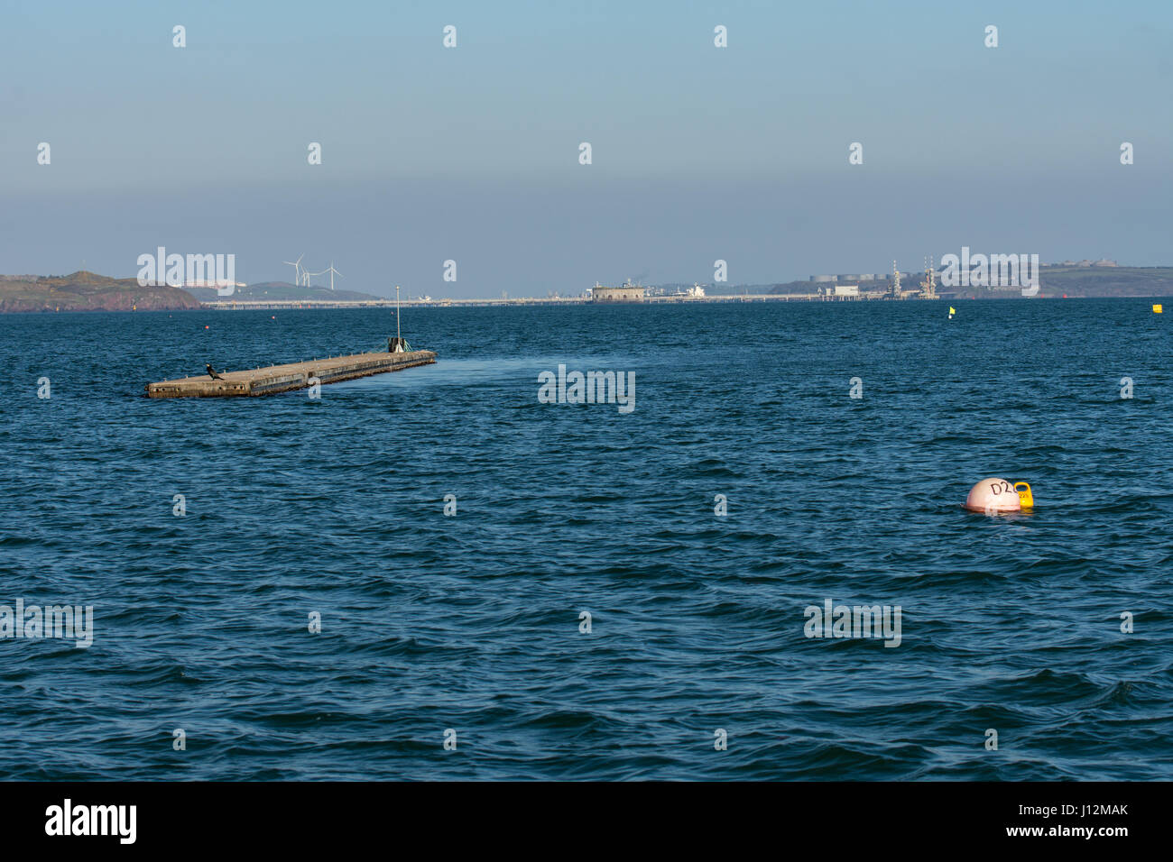 Ombra del vento la creazione di acqua calma in lee del pontile esterno Foto Stock