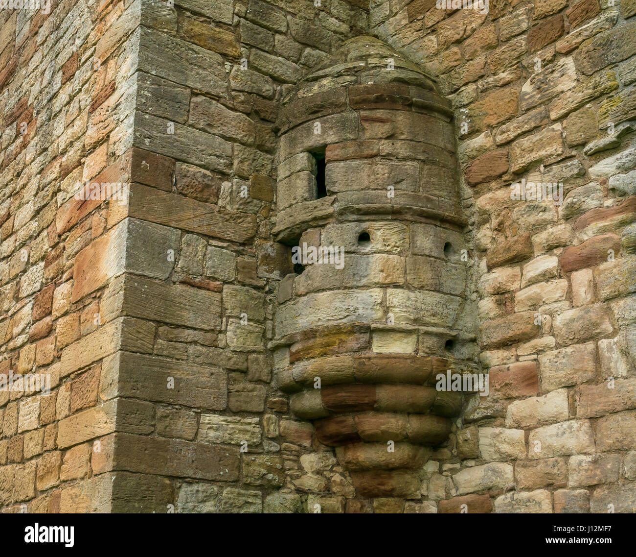 Close up decorativo di oriel finestra nell'angolo del borgo medievale di Crichton Castle, Midlothian, Scotland, Regno Unito Foto Stock