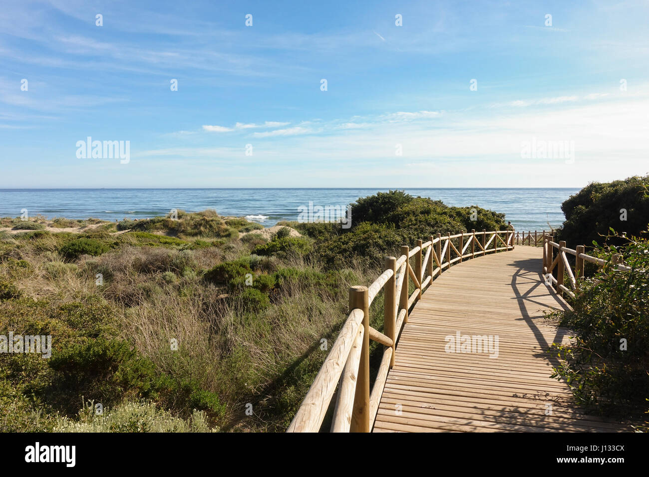 Passerelle in legno, Artola beach dunes, Cabopino, monumento naturale, Andalusia, Spagna. Foto Stock