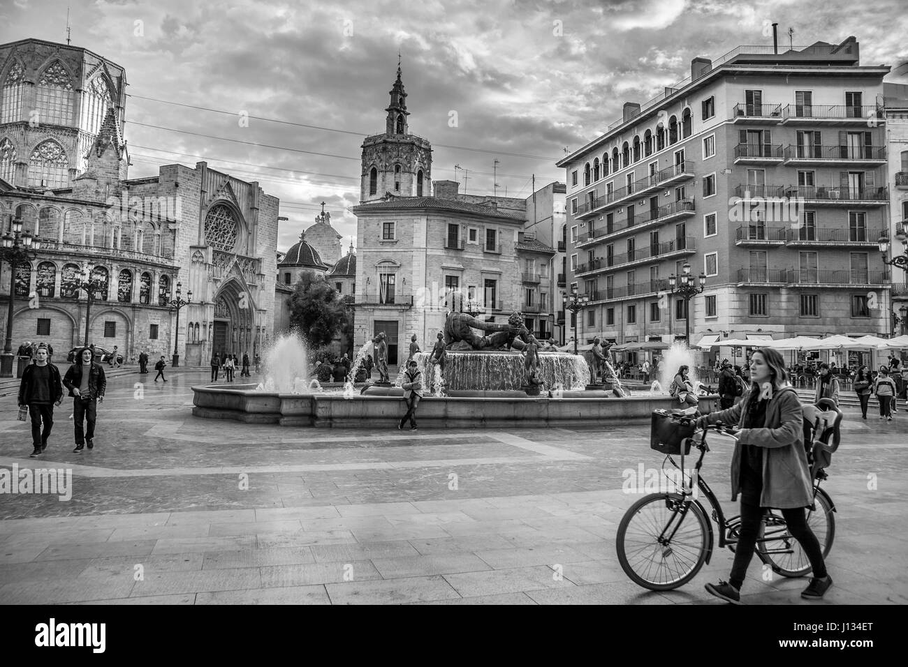 VALENCIA, Spagna - 9 novembre 2016.Piazza di Saint Mary's (Plaza de la Virgen) nella luce del tramonto ,bella attrazione turistica a Valencia Foto Stock