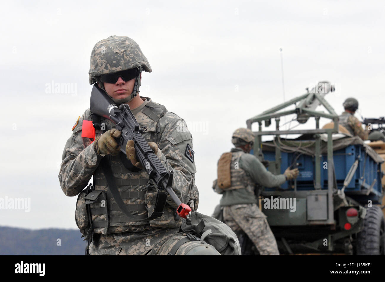 Stati Uniti La riserva di esercito di Spc. Jeremy Haines con la mobilità 979th Augmentation Company, ingegnere 478th battaglione, ingegnere 926th brigata, 412 Teatro comando ingegnere, basato in Lexington, KY., fornisce 'security' Come Sgt. Cederic scudiero prepara una mia linea di cancellazione addebito per la detonazione durante la formazione della società a Wilcox gamma su Fort Knox, Ky., 1 aprile 2017. Ciò era parte della qualifica Tecnico tabella XII. Questa società è stata la prima U.S. Esercito di unità di riserva per realizzare questo feat. (U.S. La riserva di esercito Foto di Sgt. 1. Classe Clinton legno) Foto Stock