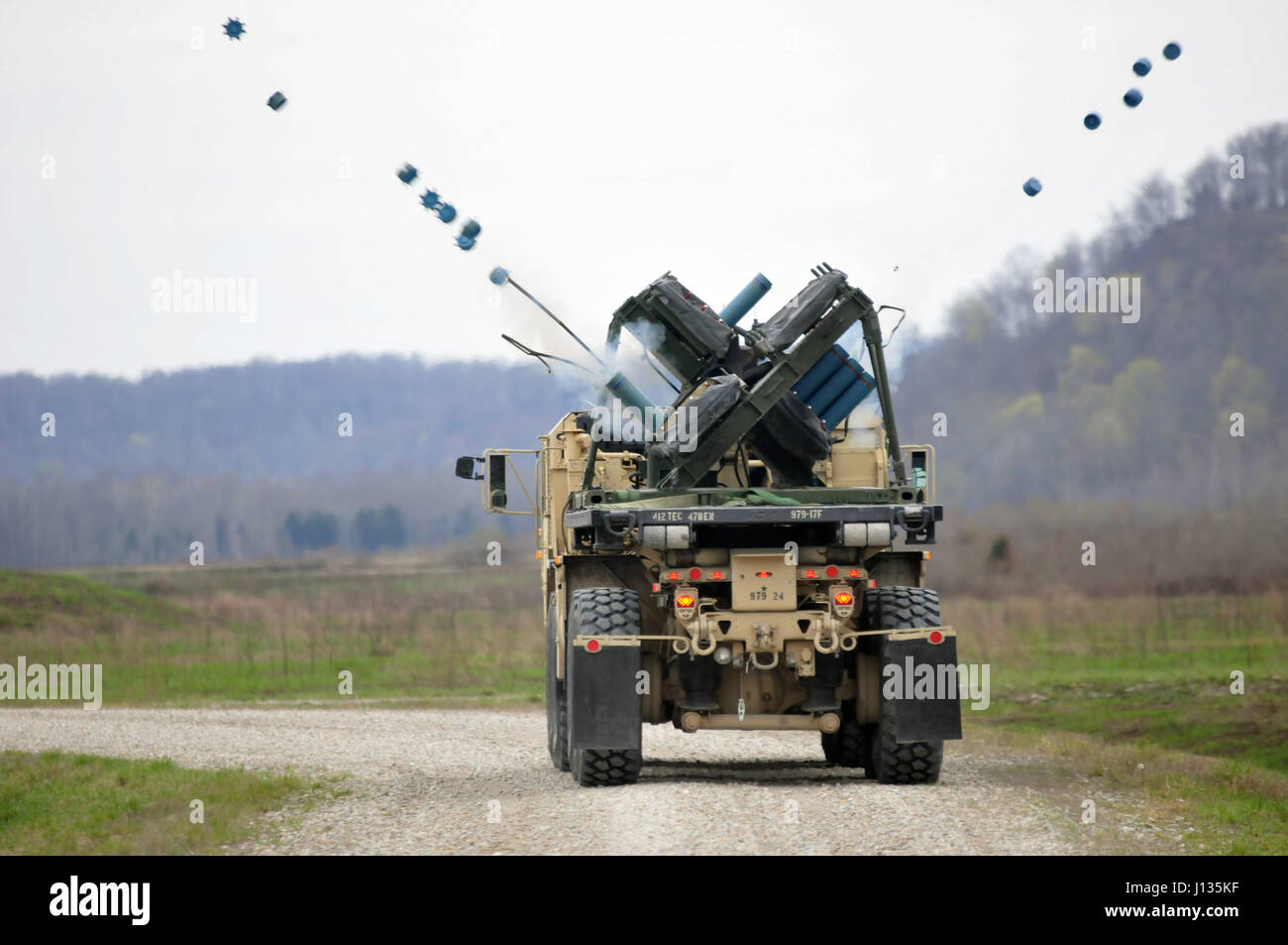 Una M-136 Vulcano sistema di armi della mobilità 979th Augmentation Company, ingegnere 478th battaglione, ingegnere 926th brigata, 412 Teatro comando ingegnere, basato in Lexington, KY., emplaces miniere di formazione durante la formazione della società a Wilcox gamma su Fort Knox, Ky., 1 aprile 2017. Ciò era parte della qualifica Tecnico tabella XII. Questa società è stata la prima U.S. Esercito di unità di riserva per realizzare questo feat. (U.S. La riserva di esercito Foto di Sgt. 1. Classe Clinton legno) Foto Stock