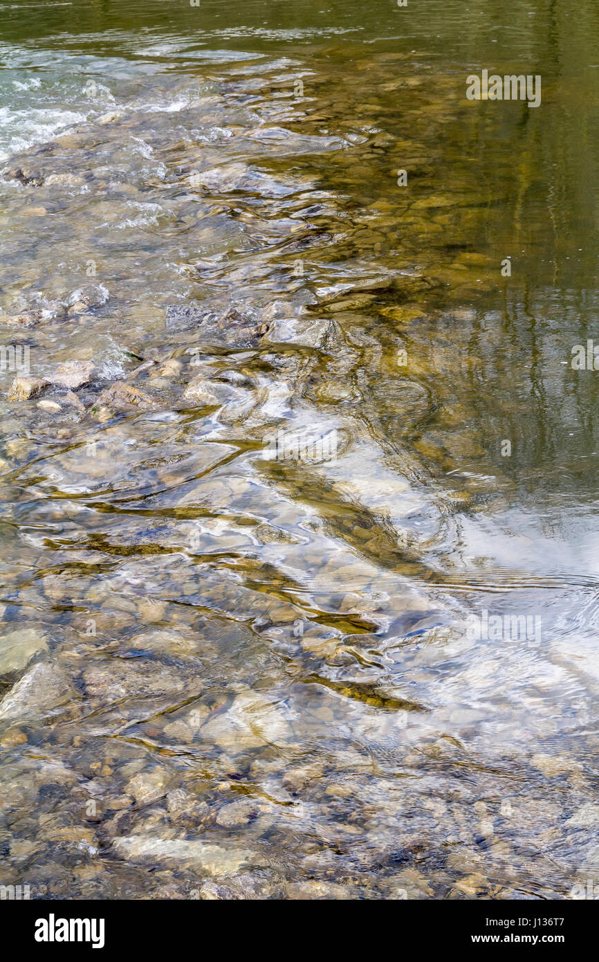 Acqua fluente closeup presso un piccolo fiume Foto Stock