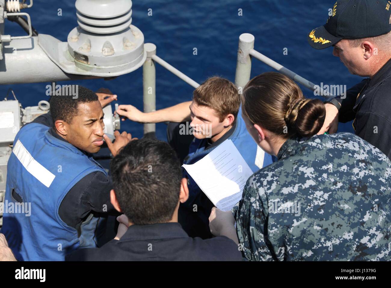 170406-N-UE100-195 5TH FLOTTA AREA DI OPERAZIONI (Aprile 6, 2017) marinai la revisione di manutenzione eseguito nel corso di un controllo in loco con il delegato della Cmdr. Silvestro Steele, dell'assalto anfibio nave USS Bataan (LHD 5). La nave è attualmente implementato con Bataan anfibio gruppo pronto NEGLI STATI UNITI Quinta Flotta Area di operazioni a sostegno della sicurezza marittima operazioni destinate a rassicurare gli alleati e partner e preservare la libertà di navigazione e il libero flusso di commercio nella regione. (U.S. Foto di Marina di Massa lo specialista di comunicazione di terza classe Caleb Strong /rilasciato) Foto Stock