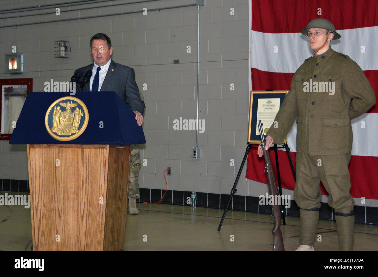 LATHAM, N.Y. -- Col. (Pensionati) Eric Hesse; direttore della New York State Division della Veterans Affairs parla durante la I Guerra Mondiale centennial cerimonia presso il New York Stato divisione di militari e gli affari navali sede qui il 6 aprile. Oltre a sottolineare il centesimo anniversario degli Stati Uniti' entrata in guerra mondiale I, la cerimonia ha segnato anche l'inizio dello Stato di New York la I Guerra Mondiale Centennial osservanze e presentava la I Guerra Mondiale Doughboy Color Guard della New York National Guard XLII della divisione di fanteria. (U.S. Esercito nazionale Guard foto di Master Sgt. Raymond tamburi Foto Stock