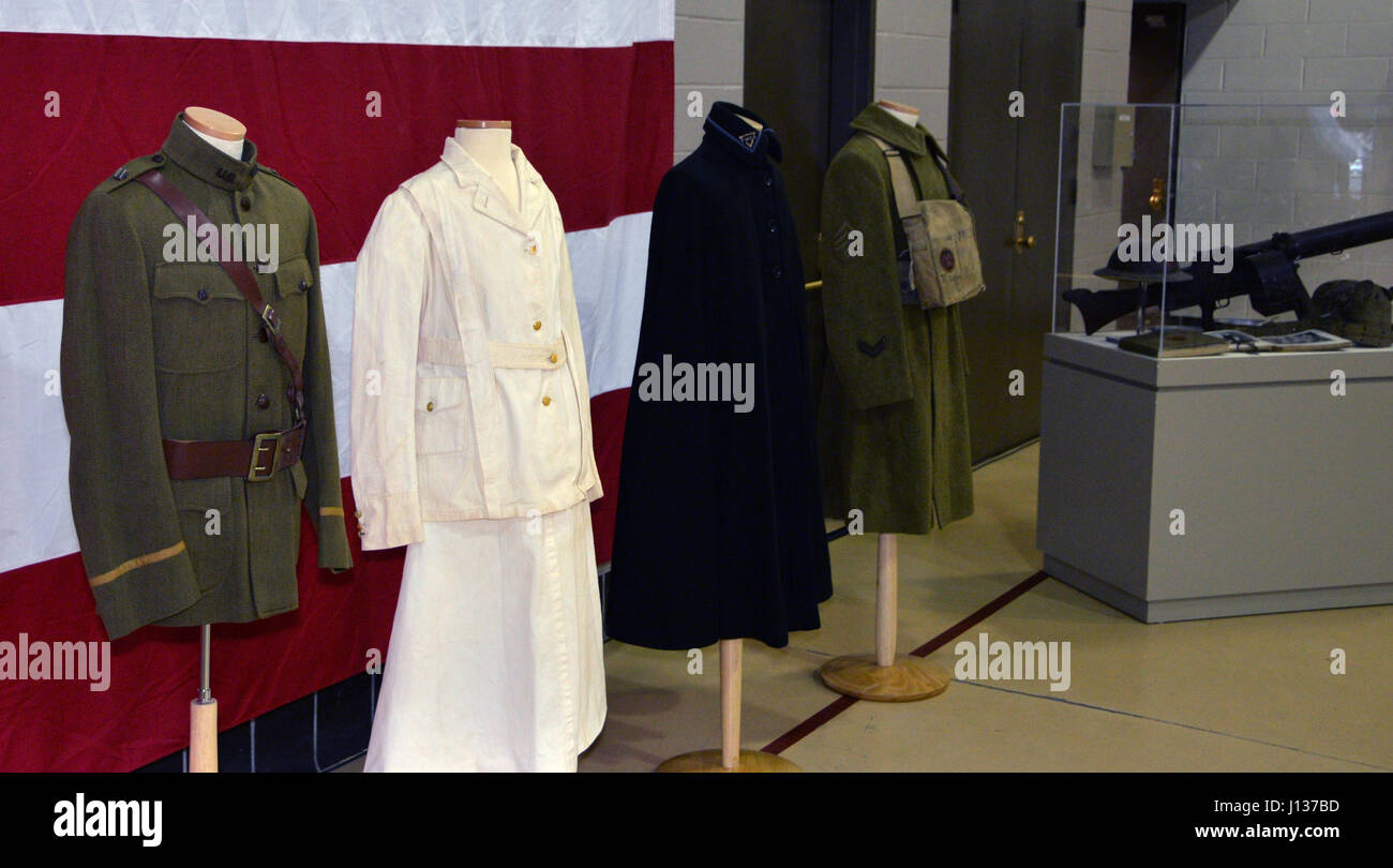 LATHAM, N.Y. -- La Prima Guerra Mondiale uniformi e artefatti sul display durante la I Guerra Mondiale centennial cerimonia presso il New York Stato divisione di militari e gli affari navali sede qui il 6 aprile. Oltre a sottolineare il centesimo anniversario degli Stati Uniti' entrata in guerra mondiale I, la cerimonia ha segnato anche l'inizio dello Stato di New York la I Guerra Mondiale Centennial osservanze e presentava la I Guerra Mondiale Doughboy Color Guard della New York National Guard XLII della divisione di fanteria. Le divise e gli artefatti sono stato fornito dalla Stato di New York il museo militare.(STATI UNITI Esercito nazionale Guard pho Foto Stock