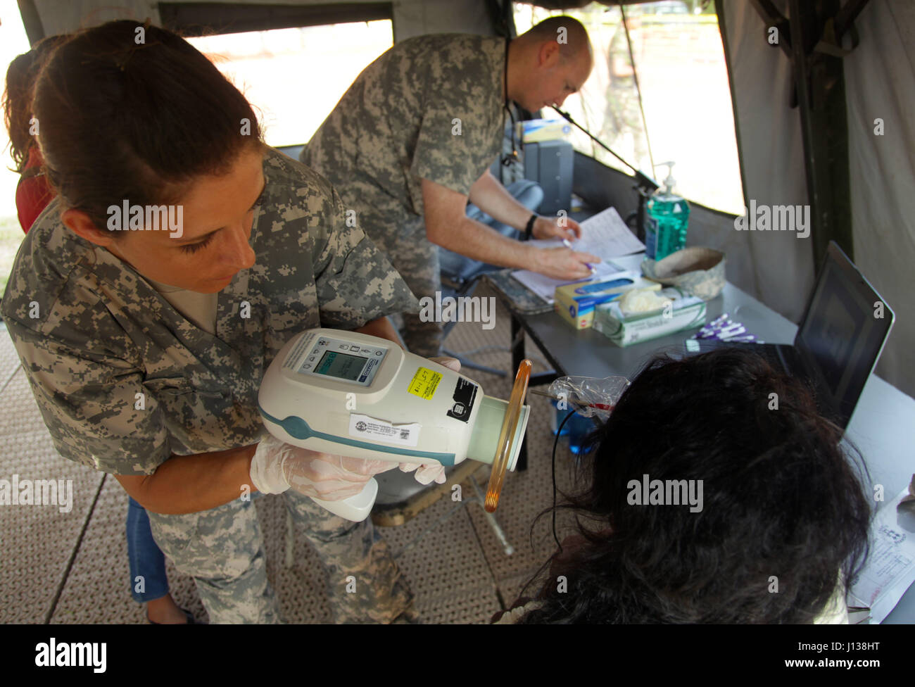 Sgt. Samantha Miller, con la Utah Esercito Nazionale Medico di guardia il comando esegue un esame dentale a un evento medico detenute da oltre l'orizzonte 2017, in Ladyville, Belize, Aprile 9, 2017. BTH 2017 è un esercizio di partenariato tra Stati Uniti Comando Sud e il governo del Belize che sarà composta da cinque progetti di costruzione e di fornire tre assistenza sanitaria gratuita eventi nei distretti del Belize, Cayo e Stann Creek. (U.S. Esercito foto di Spc. Zakia grigio) Foto Stock