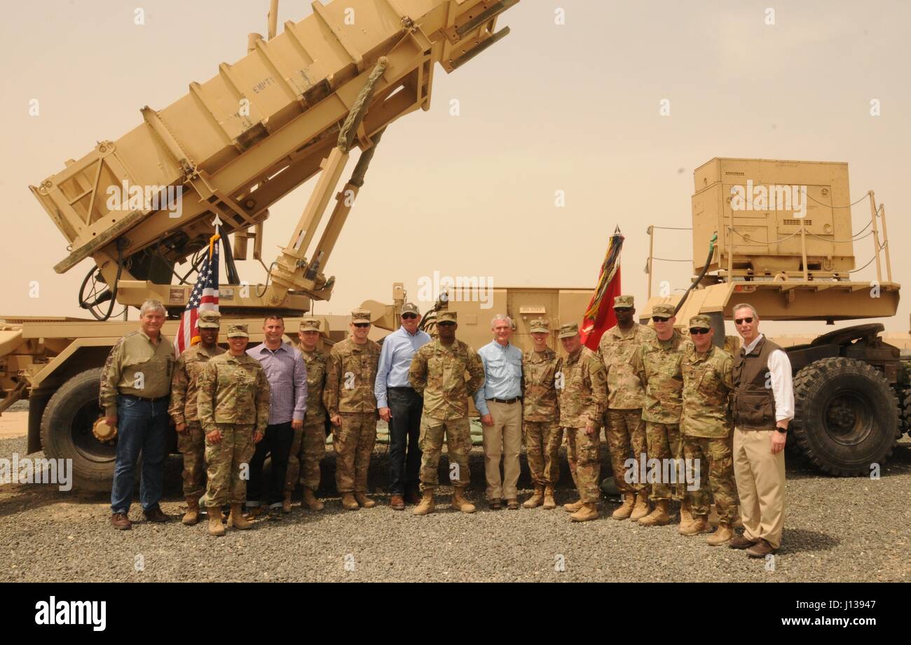 I membri del Congresso degli Stati Uniti da tre Stati membri visitati dai soldati nei loro distretti per imparare circa la lotta permanente contro ISIS. Brig. Gen. Giovanni Epperly, il vice comandante della ventinovesima divisione di fanteria, Task Force Spartan, accompagnato la delegazione in quanto essi hanno ricevuto un briefing sulle operazioni Spartan scudo e inerente a risolvere. Gli Stati Uniti Ambasciatore del Kuwait, il Sig. Lawrence Silverman, hanno partecipato anche gli eventi del giorno. I rappresentanti hanno visitato Camp Arifjan e Camp Buerhing, Kuwait il 10 aprile 2017. (U.S. Foto dell'esercito dal Comandante Sergente Sean McCollum, ventinovesima divisione di fanteria per Affari pubblici) Foto Stock