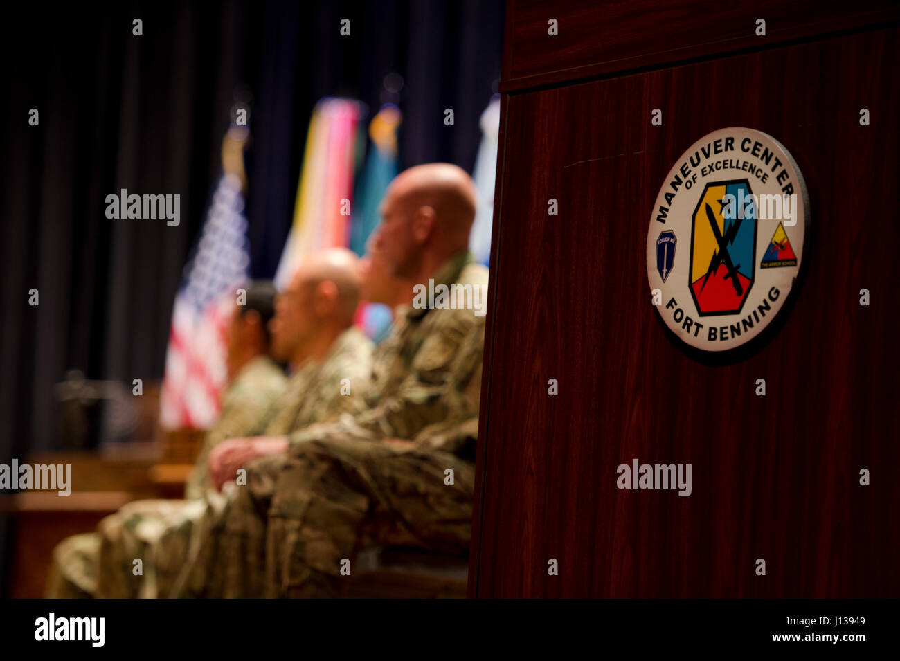 Stati Uniti Army Ranger attendere di ricevere riconoscimenti per il completamento della migliore concorrenza Ranger 2017 a Fort Benning, Ga., 10 aprile 2017. La trentaquattresima edizione annuale di David E. Grange Junior Ranger migliore concorrenza 2017 è un evento di tre giorni consistente di sfide per testare concorrente del fisico, mentale e capacità tecniche. (Esercito degli Stati Uniti Foto di Spc. Kristen Dobson) Foto Stock