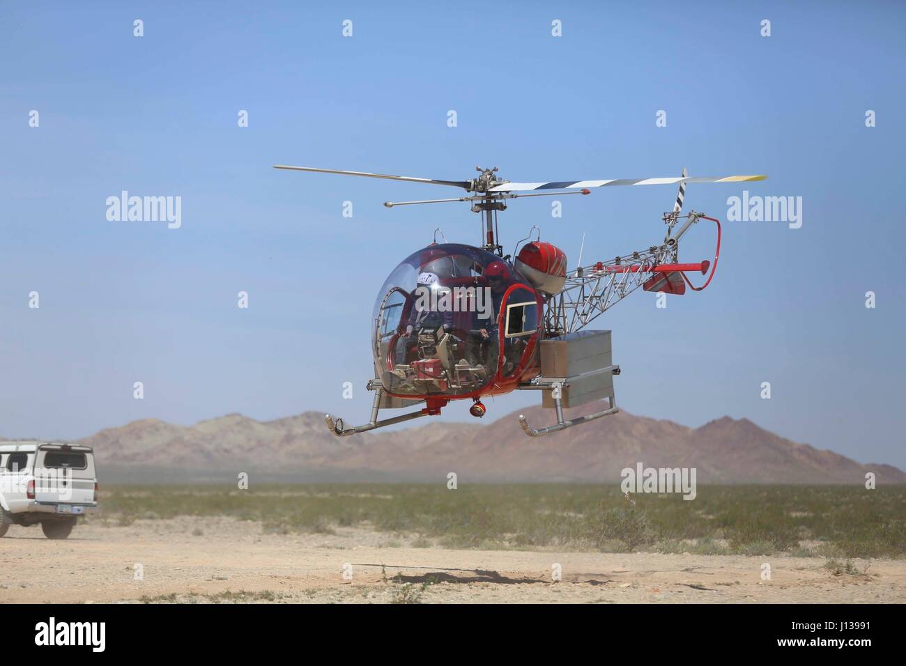 Un elicottero Trasferimenti tartarughe nel deserto per un sito ricevente tramite elicottero durante il deserto la traslocazione di tartaruga, 10 aprile 2017, che è stata facilitata dalla Marine Corps Air Ground Centro di combattimento, ventinove palme, Calif. La traslocazione, in accordo con gli Stati Uniti Pesce e Servizio faunistico-firmato parere biologico, serve come una attenuazione del negoziato per il supporto di un congressionally mandated terra espansione che, offrirà il centro di combattimento la capacità di condotta su vasta scala la formazione di esercizio di un Marine Expeditionary Brigade-forza di livello. (U.S. Marine Corps foto di Cpl. Medina Ayala-Lo) Foto Stock