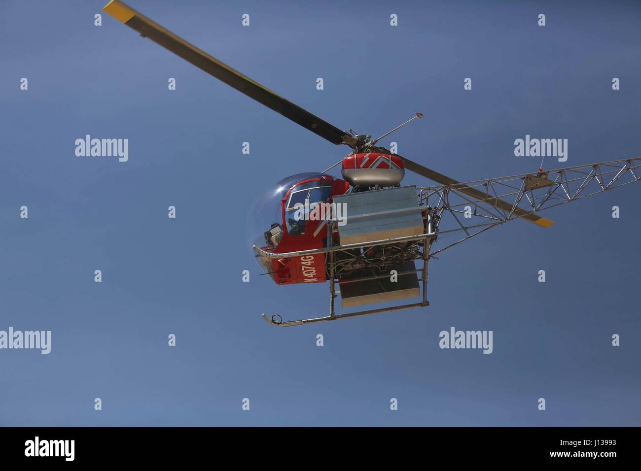 Un elicottero Trasferimenti tartarughe nel deserto per un sito ricevente tramite elicottero durante il deserto la traslocazione di tartaruga, 10 aprile 2017, che è stata facilitata dalla Marine Corps Air Ground Centro di combattimento, ventinove palme, Calif. La traslocazione, in accordo con gli Stati Uniti Pesce e Servizio faunistico-firmato parere biologico, serve come una attenuazione del negoziato per il supporto di un congressionally mandated terra espansione che, offrirà il centro di combattimento la capacità di condotta su vasta scala la formazione di esercizio di un Marine Expeditionary Brigade-forza di livello. (U.S. Marine Corps foto di Cpl. Medina Ayala-Lo) Foto Stock