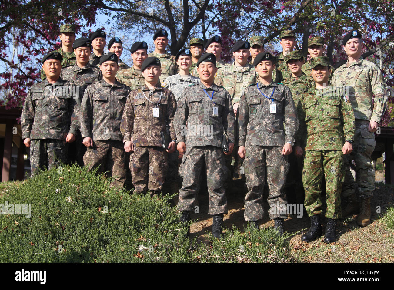 I membri del servizio dalla Repubblica di Corea, il Giappone e gli Stati Uniti posano per una foto durante il simposio trilaterale a Yongsan Garrison, 12 aprile. Lo scopo del simposio trilaterale è di estendere e condividere informazioni su degli ufficiali di leadership, doveri e responsabilità e per forma e favorire un rapporto migliore per futuri sforzi. (US Army foto di Sgt. William Brown) Foto Stock