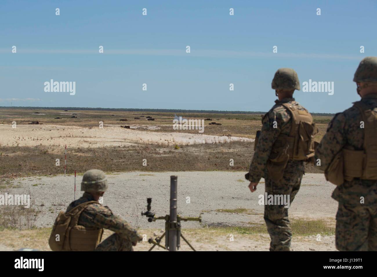 I Marines della Golf Company, 2nd Battalion, 2nd Marine Regiment osservano un impatto mortaio da 60 mm durante un campo di addestramento a fuoco vivo a Camp Lejeune, Carolina del Nord, familiarizzando con i sistemi d'arma della fanteria. Foto Stock