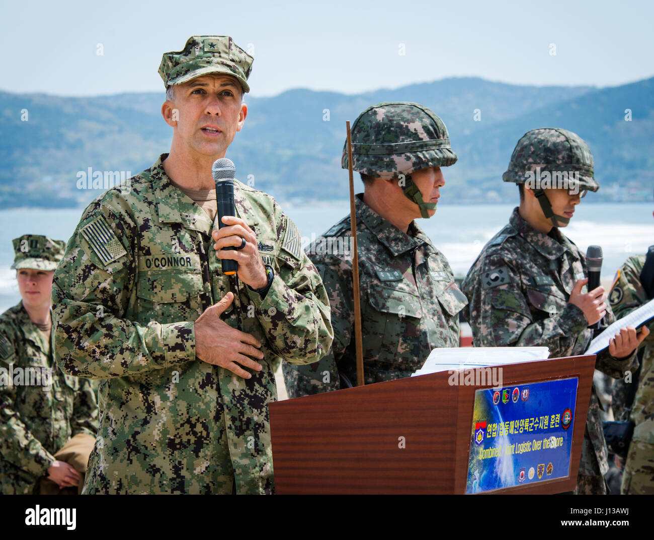 POHANG, Repubblica di Corea (12 aprile 2017) - Posteriore Adm. Cathal S. O'Connor, comandante di Expeditionary Strike gruppo 3, parla di illustri visitatori touring operazione raggiungere pacifico esercizio 2017 (OPRex17). OPRex17 è un accordo bilaterale per l'evento di formazione progettati al fine di garantire la preparazione e sostenere la Rok-STATI UNITI Alliance esercitando un'area Distribution Center (ADC), un terminale Aria punto di alimentazione (ATSP), Combined Joint Logistics Over-the-Shore (CJLOTS), e l'uso della ferrovia, vie di navigazione interna e costiera operazioni di sollevamento per convalidare il funzionamento concetto reach. (U.S. Foto di Marina di Massa speciale di comunicazione Foto Stock