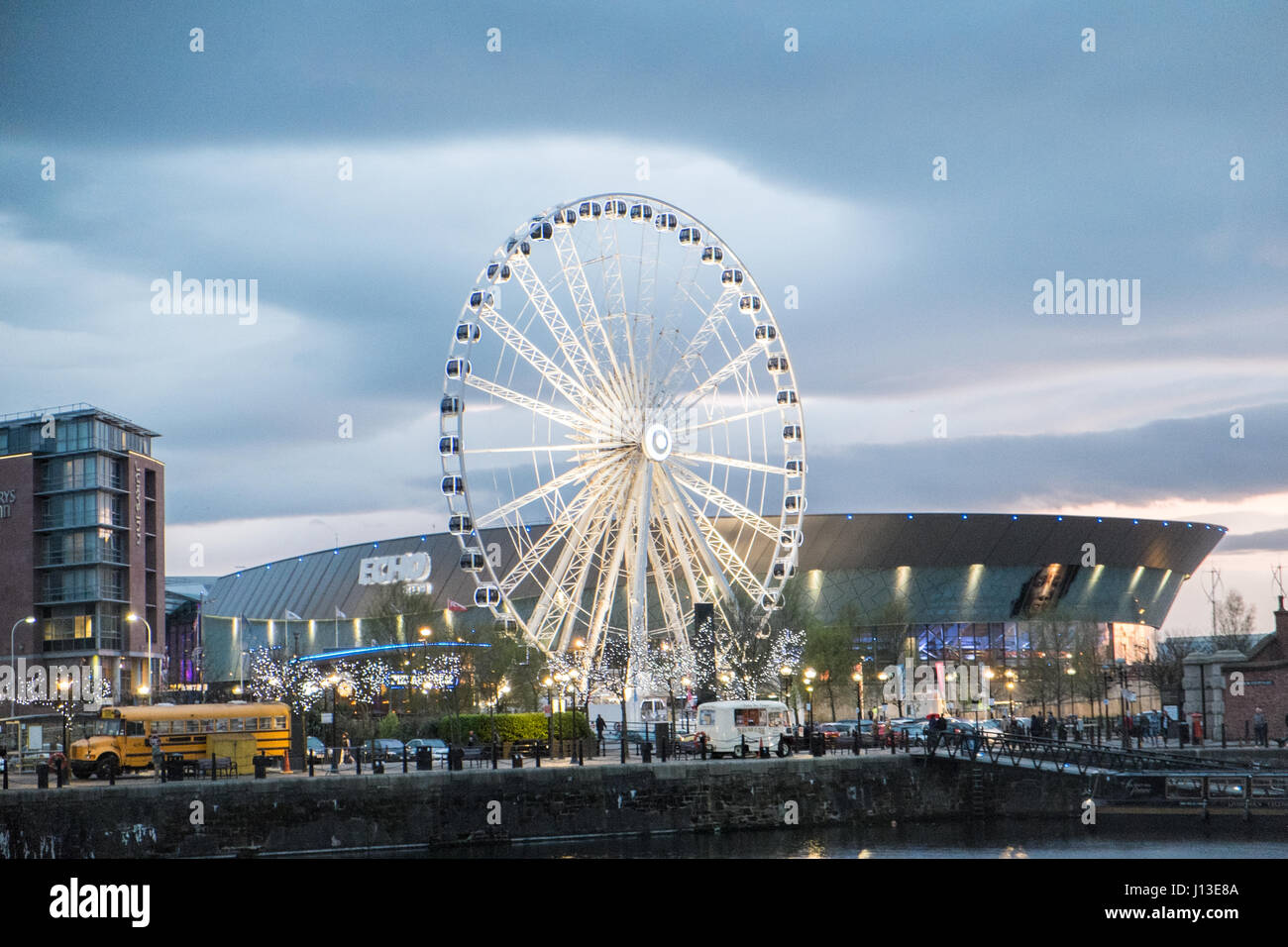 Albert,Dock,Albert Dock,,Echo Arena,ferris,ruota,sera,notte,Liverpool, Merseyside,l'Inghilterra,città dichiarata Patrimonio Mondiale,città,Nord,Nord,l'Inghilterra,inglese,UK. Foto Stock