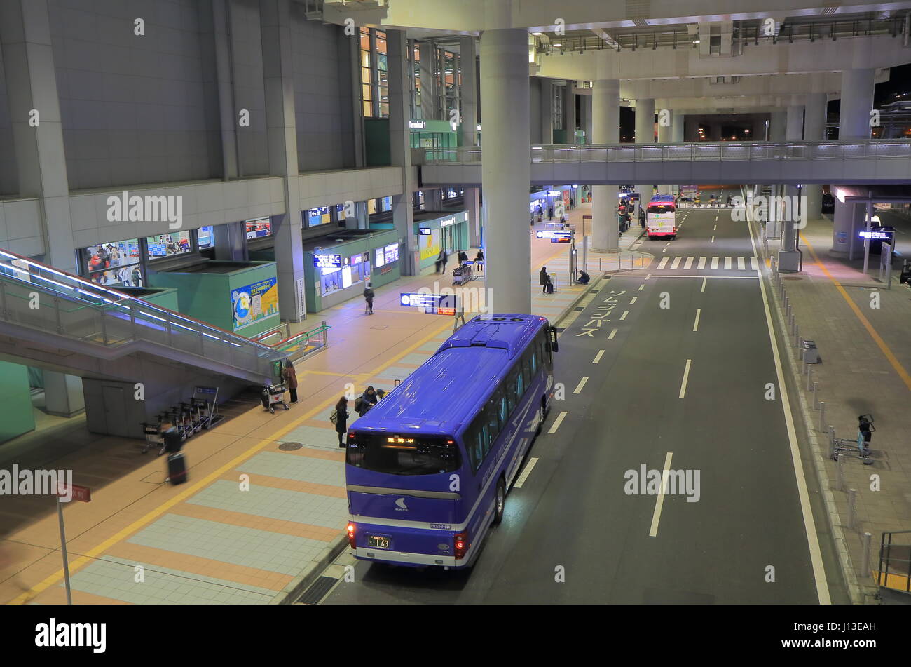 Persone di viaggio presso l'aeroporto internazionale di Kansai e il terminal degli autobus di Osaka in Giappone Foto Stock