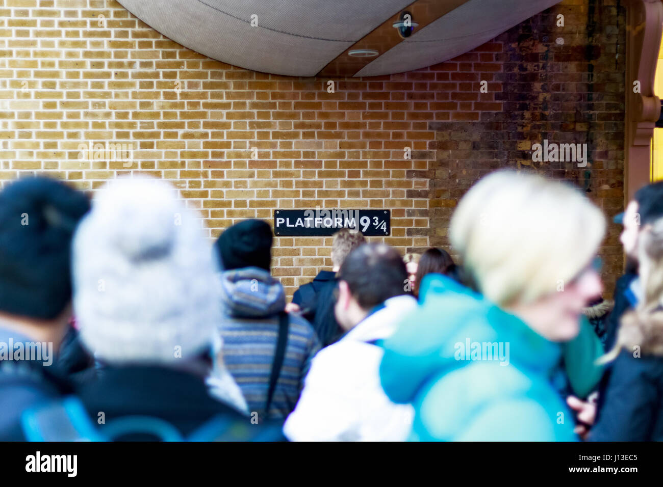 London, Regno Unito - 28 Febbraio 2017 - Piattaforma 9 3/4 di Harry Potter alla stazione di King Cross visto attraverso la folla di accodamento Foto Stock