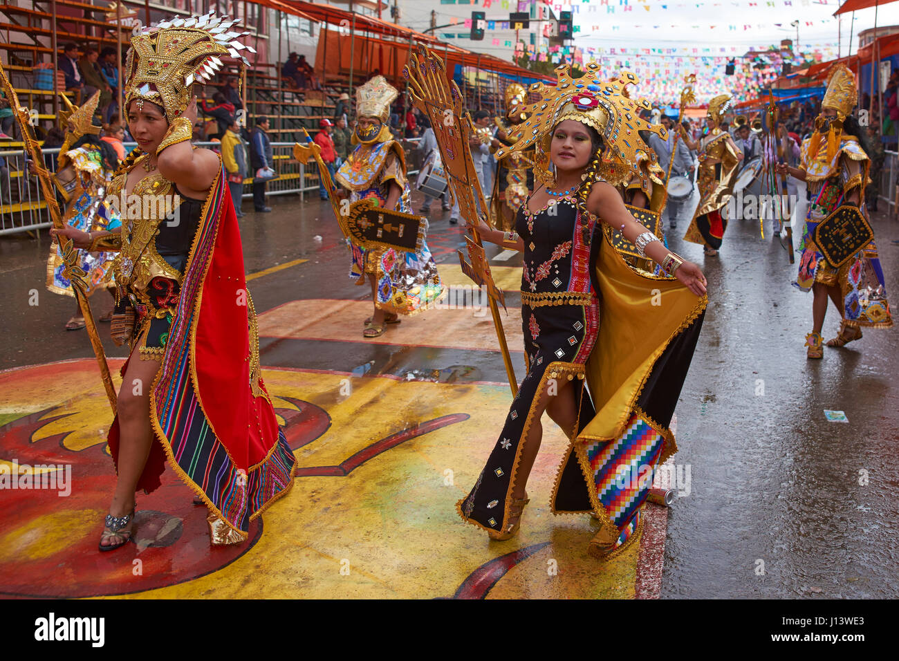 Danzatori vestiti ornati in stile Inca costumi sfilano attraverso la città mineraria di Oruro sull'altipiano della Bolivia durante il carnevale annuale. Foto Stock