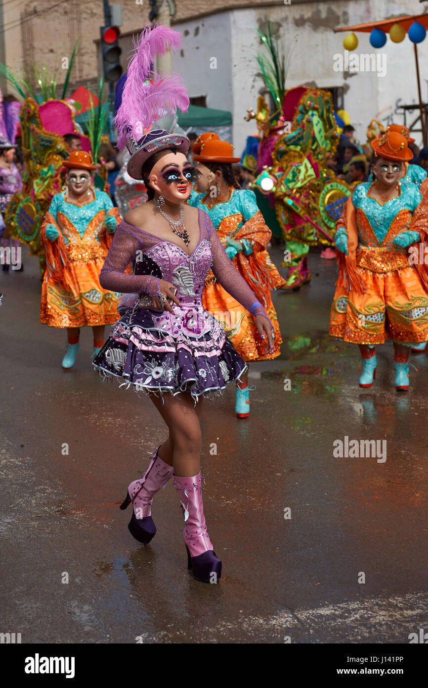 Femmina Morenada ballerini in costumi colorati sfilano attraverso la città mineraria di Oruro sull'altipiano della Bolivia durante l annuale Oruro Carnevale. Foto Stock