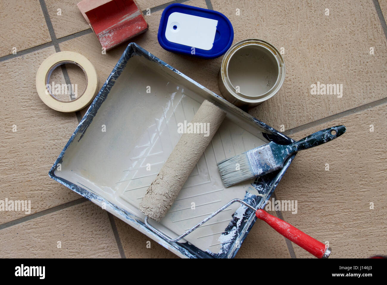 Una selezione di accessori per la tinteggiatura pronto per l'uso. Foto Stock