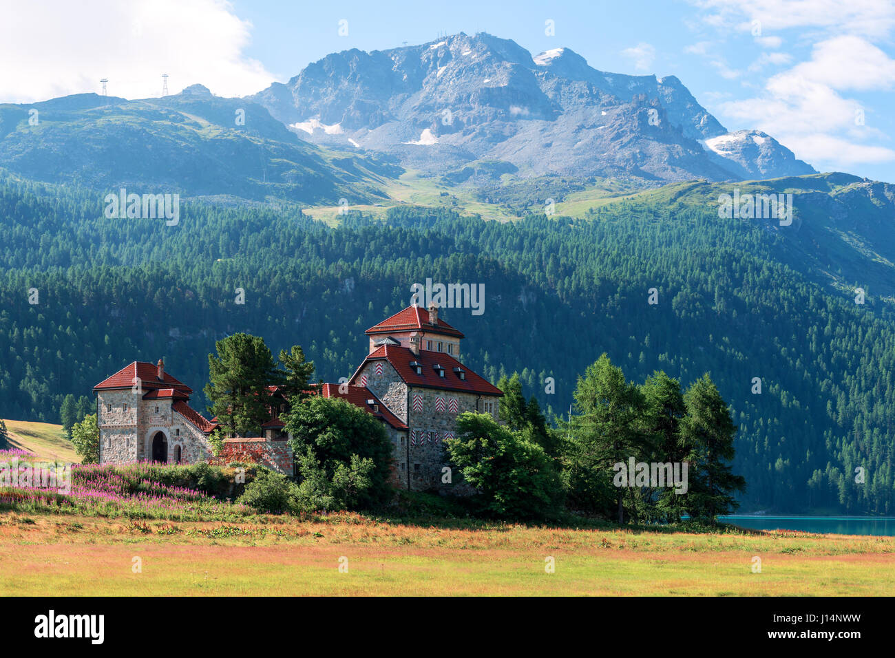 Incredibile giornata di sole al lago Champferersee nelle Alpi Svizzere. Castello di merda da Sass, Silvaplana village, Svizzera, Europa. Foto Stock