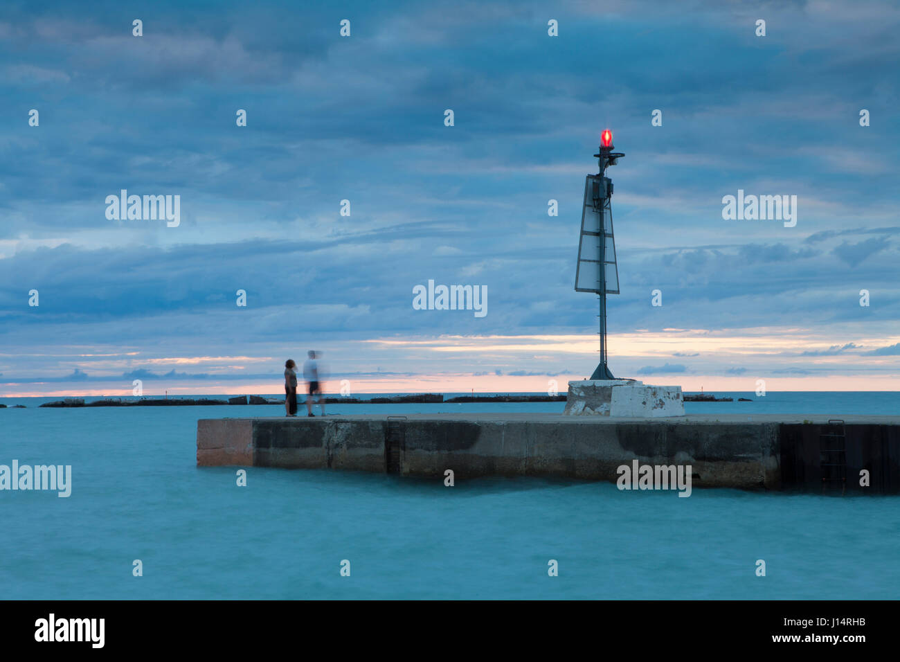 Molo di cemento che conduce a Kincardine porto fuori dalla principale spiaggia nella township di Kincardine, Ontario, Canada sul Lago Huron, parte del Nord Amer Foto Stock