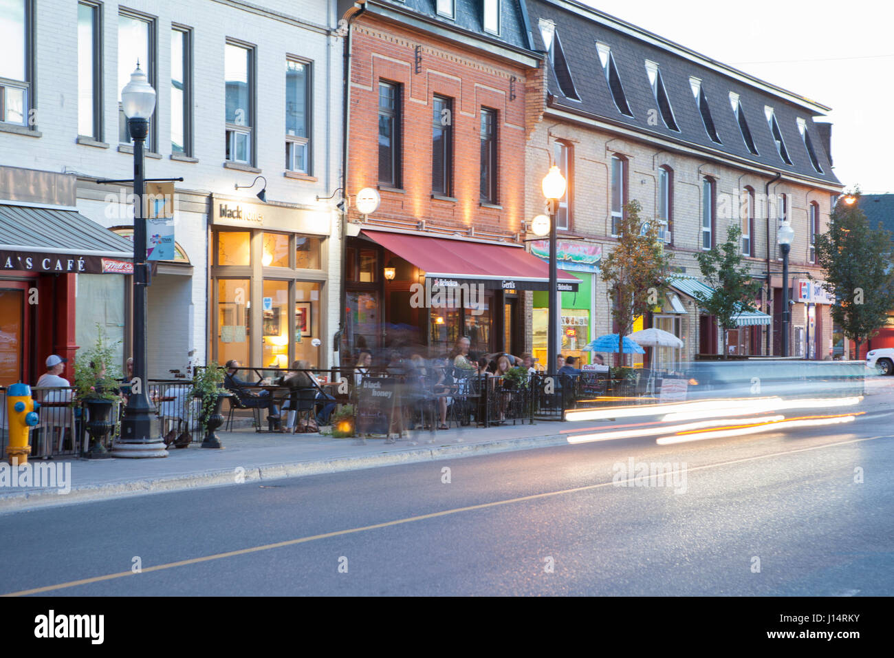 Hunter Street Cafe district nella città di Peterborough, Ontario, Canada. Durante la sera. Foto Stock