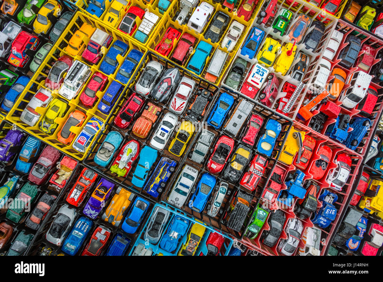 Scatole di Toy Cars autos sulle vendite in un mercato Foto Stock