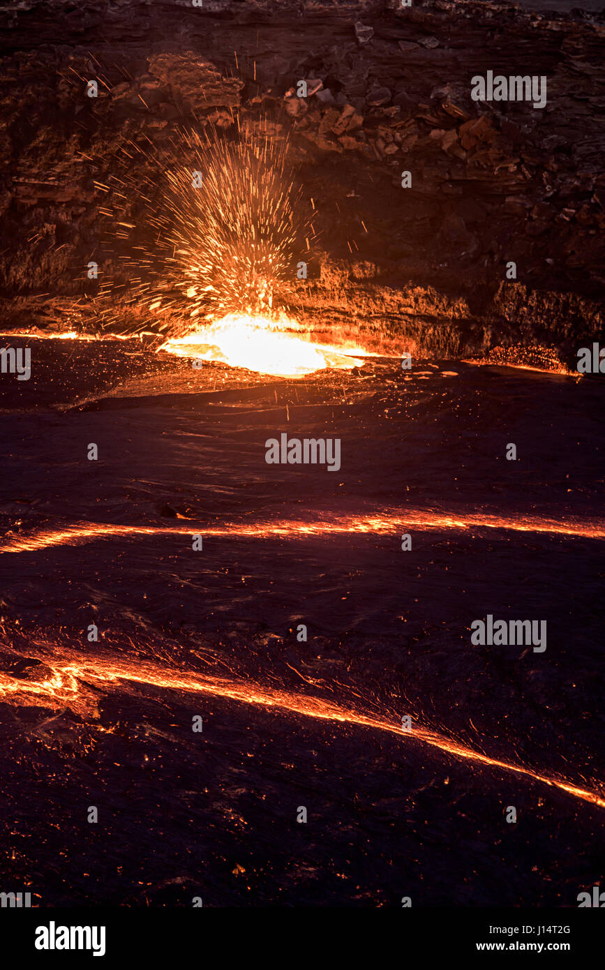 Regione di Afar, ETIOPIA: Vi siete mai chiesti che cosa si deve guardare come per guardare nella profondità dell'inferno? Foto di all'interno di un 150-piede largo continuamente attivo vulcano di basalto dimostrare che alcune parti del pianeta realmente non guardare come un inferno sulla terra. Fotografo Karel Tupy (35) hanno visitato la più antica del mondo attivo in modo continuo il lago di lava, Erta Ale in Etiopia che è solo uno dei sei laghi di lava nel mondo. Foto Stock