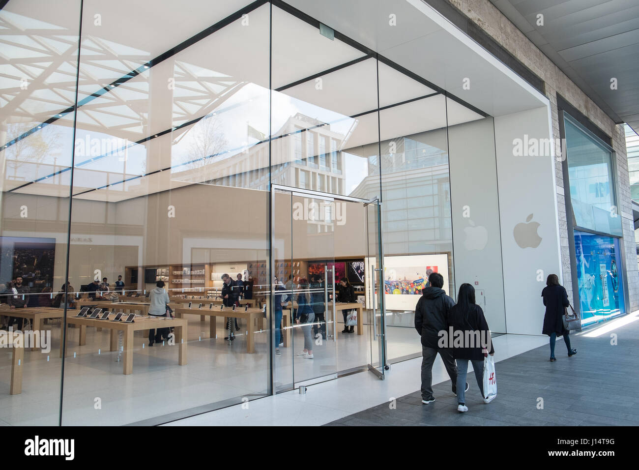 Enorme,windows,display,Apple,negozi,store,computer,Liverpool One,uno,,shopping mall,centro,negozi,negozi,Liverpool, Merseyside,l'Inghilterra,l'Inghilterra,inglese,UK. Foto Stock