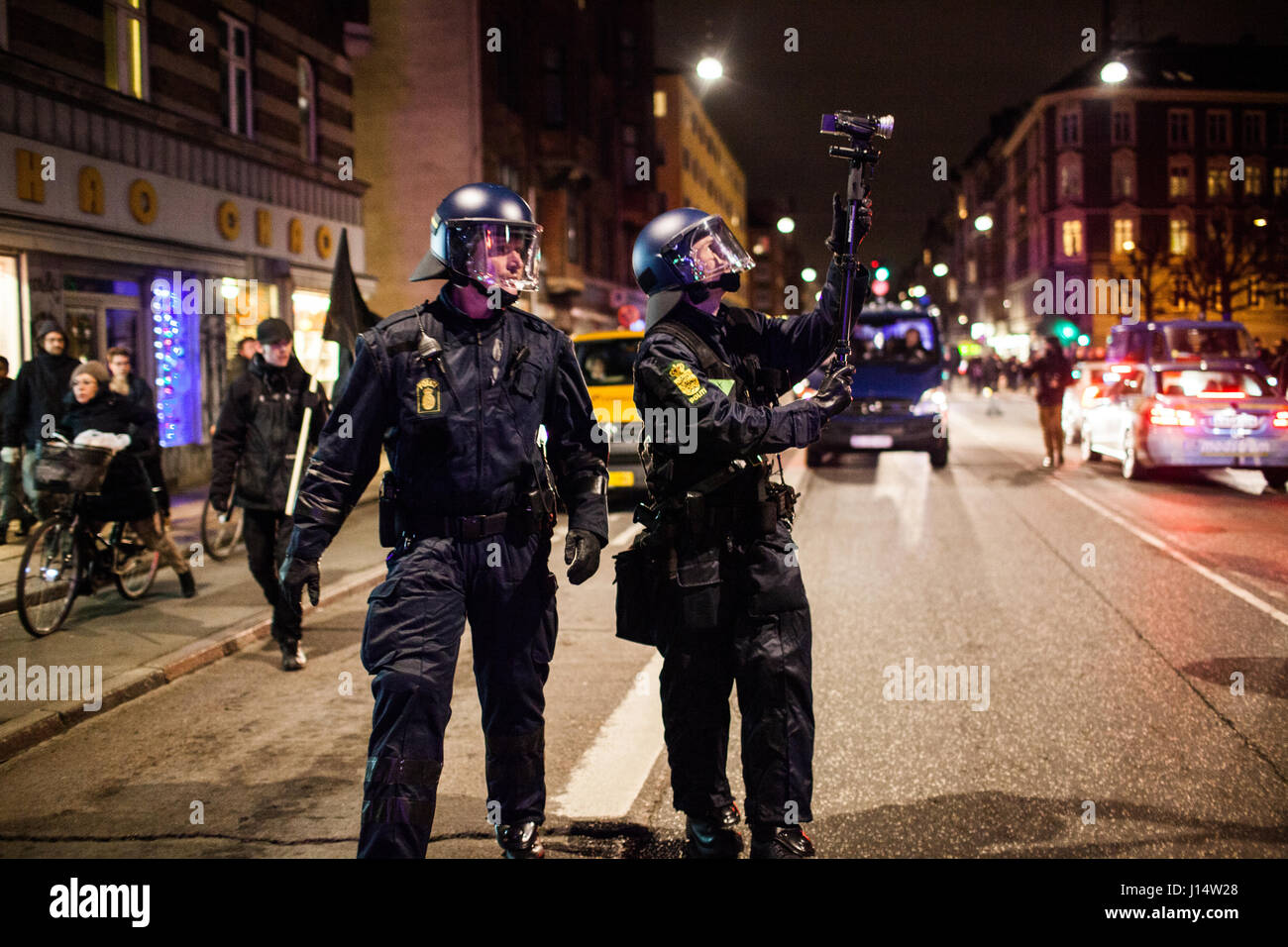 La polizia danese è stata ben preparata e ha dimostrato con molti ufficiali. Qui due funzionari di polizia con i caschi sono la registrazione video i manifestanti. Den Foto Stock