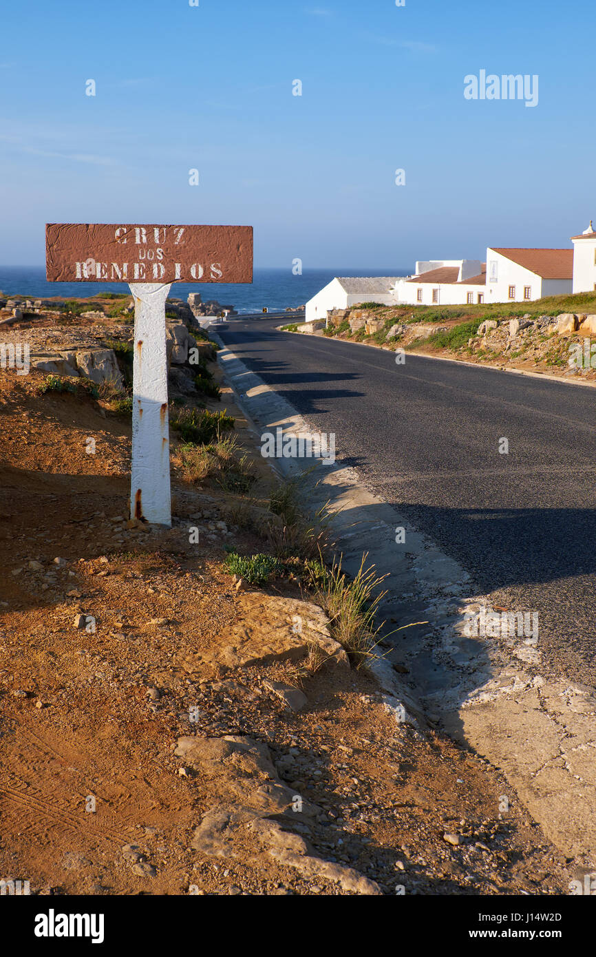 Cartello stradale vicino al punto di vista Cruz dos Remedios, Peniche penisola, Portogallo Foto Stock