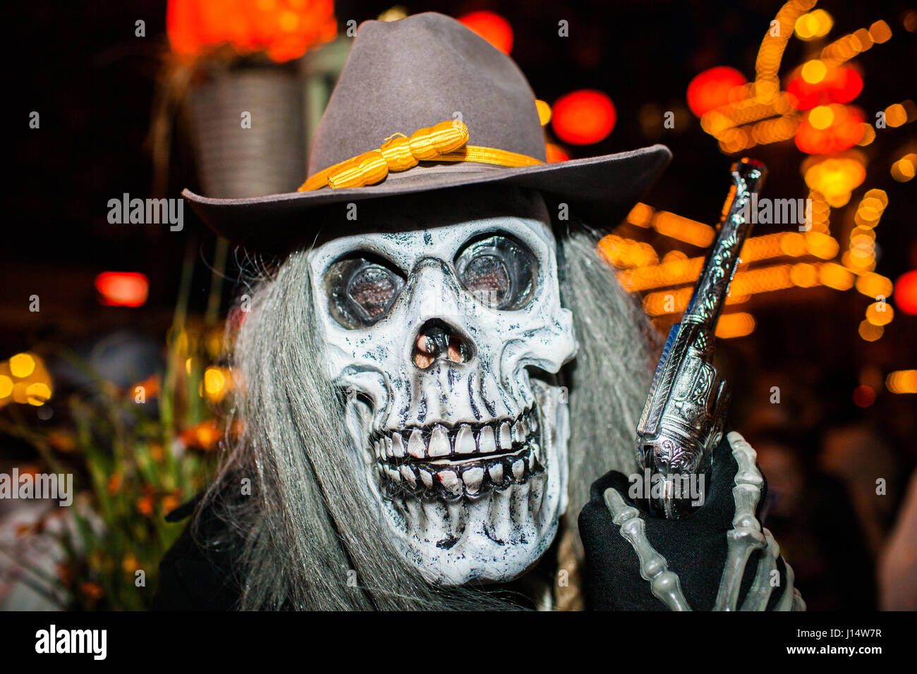 Un terrificante scheletro cowboy horrifies tutti con una faccia ossea e una pistola. Danimarca Copenhagen 19/10 2013. Foto Stock