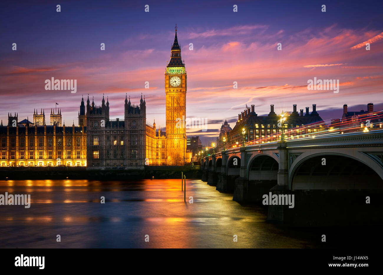 Il Elizabeth Tower o il Big Ben è uno dei più noti monumenti del mondo. Essa appartiene al Palazzo di Westminster. Foto Stock