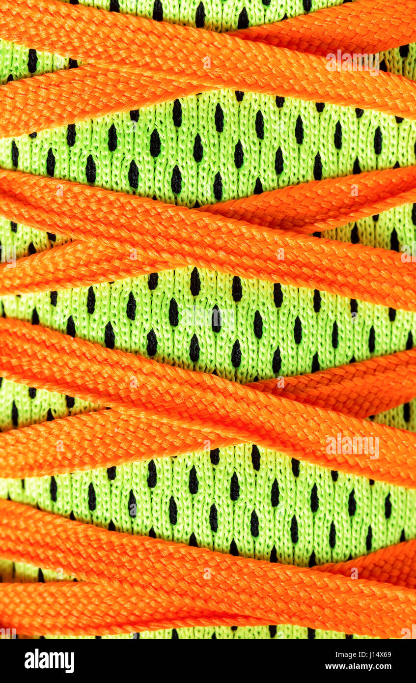 Close up scarpe con lacci con colori complementari.utile per lo sfondo dello sport Foto Stock