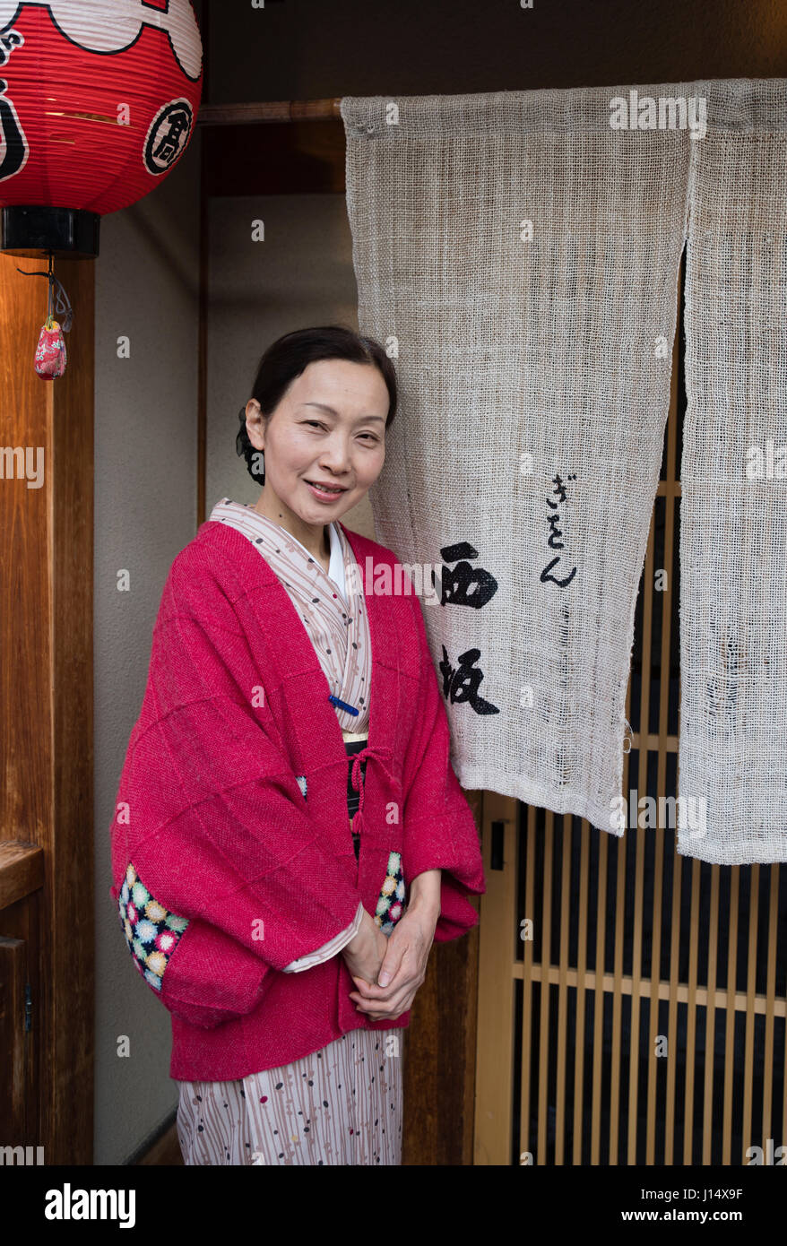 Signora giapponese di accogliere i clienti al ristorante sul Hanami-koji Street, Gion, Higashiyama, Kyoto, Giappone Foto Stock