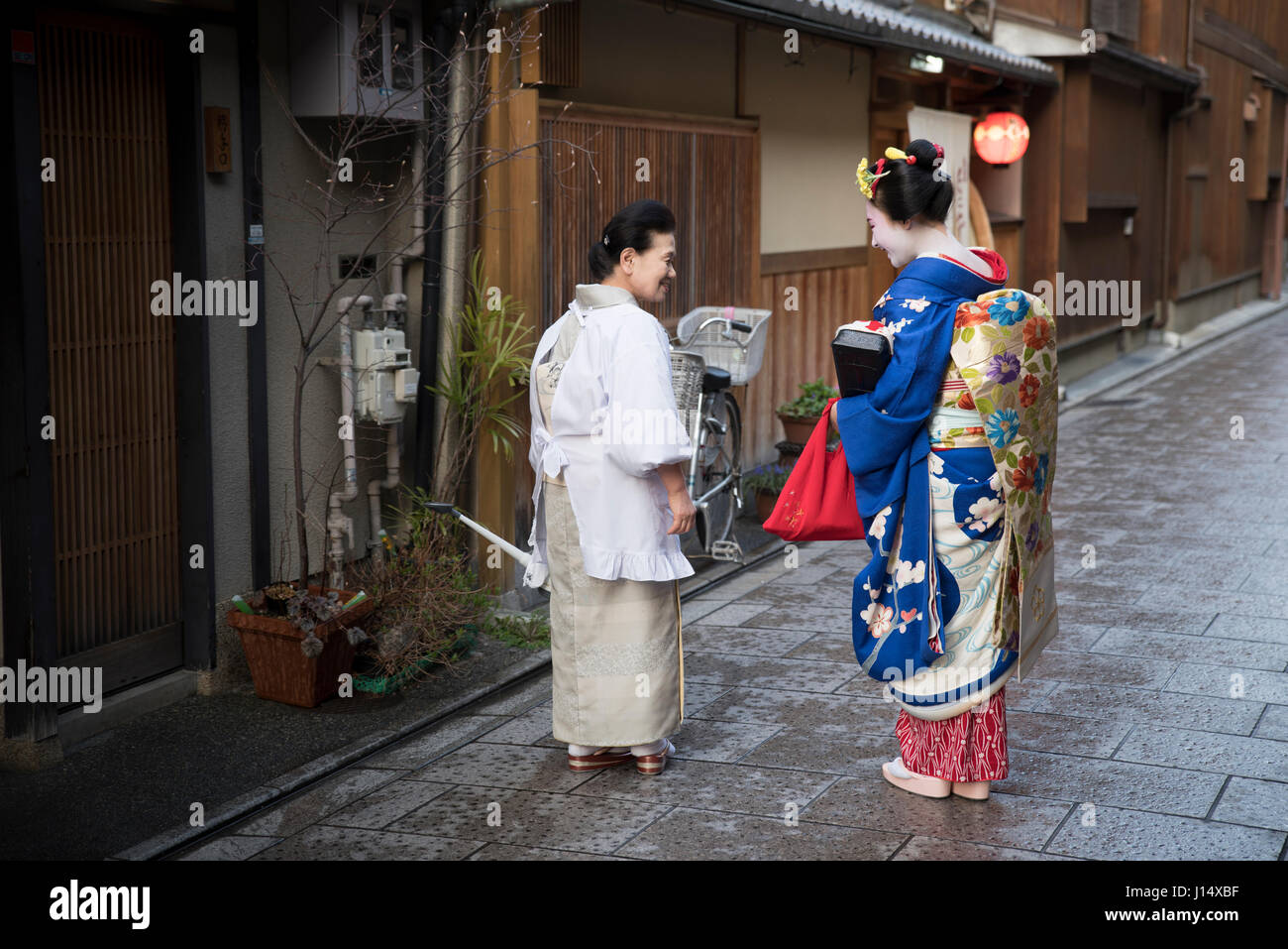 Maiko colloqui con la signora anziana vicino Hanami-koji Street, Gion, Higashiyama, Kyoto, Giappone Foto Stock