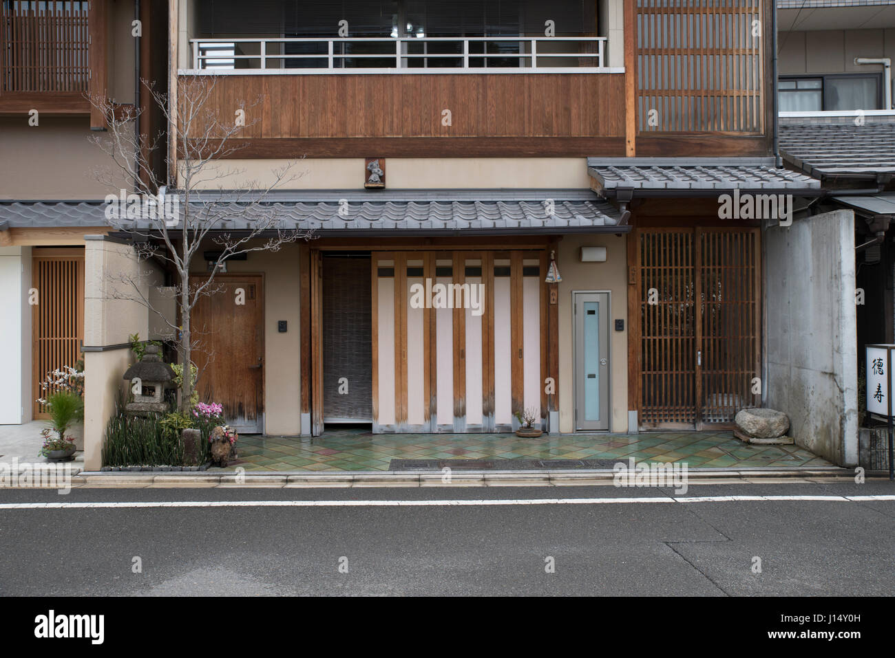 Moderna casa giapponese di Kyoto con uno stile tradizionale. Foto Stock