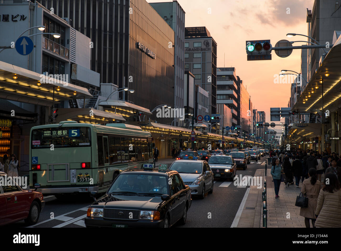 Shijo-dori, Shijo Street, la principale via dello shopping in esecuzione est ovest attraverso il centro di Kyoto Foto Stock