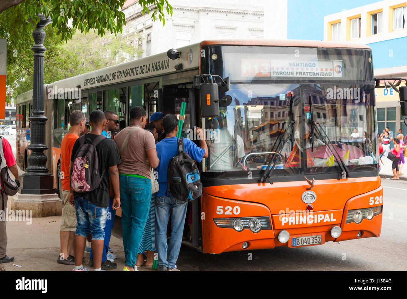 Imbarco passeggeri bus pubblico a l'Avana, Cuba. Foto Stock