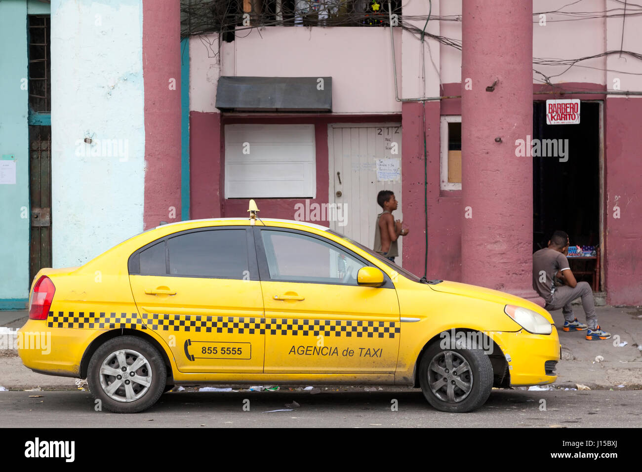 Un Agencia de Taxi taxi parcheggiati sul lato della strada a l'Avana, Cuba. Foto Stock