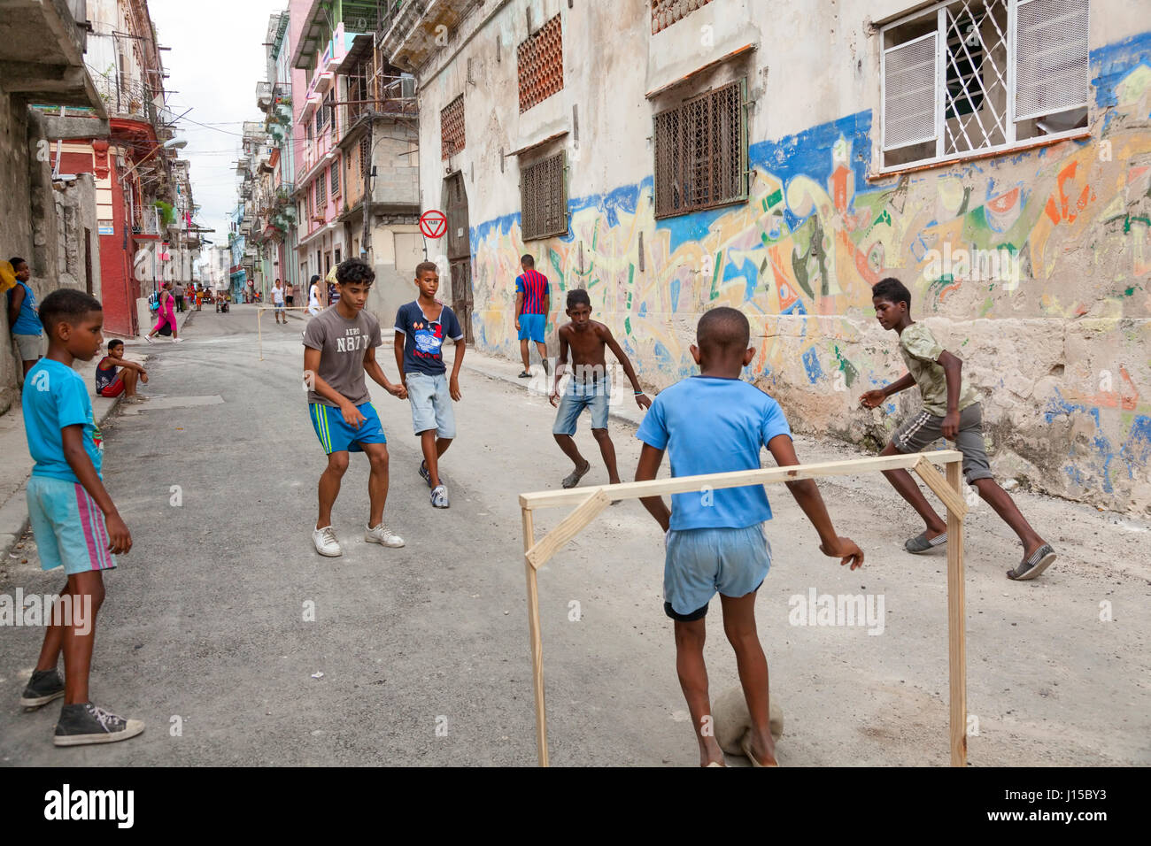 I bambini cubani che giocano a calcio o a calcio per strada a l'Avana, Cuba. Foto Stock