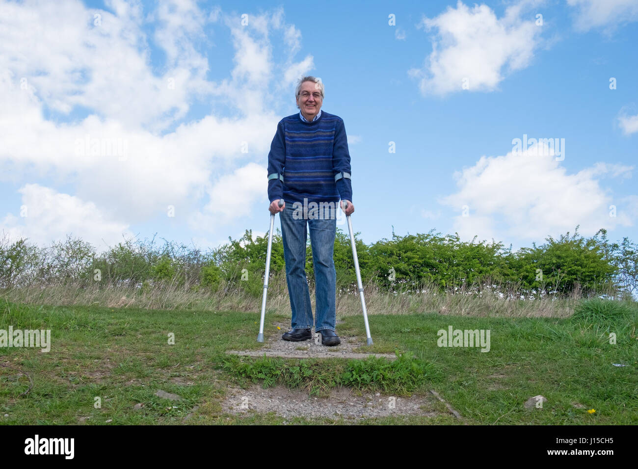 Senior uomo a camminare con le stampelle Foto Stock