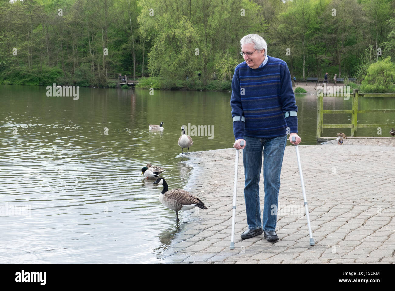 Uomo di stampelle immagini e fotografie stock ad alta risoluzione - Alamy