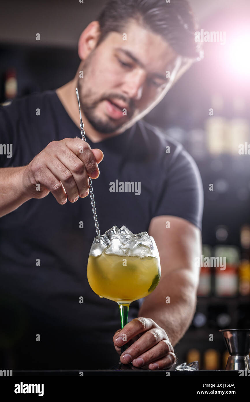Il barista è cocktail di agitazione sul bancone bar Foto Stock Il barista è cocktail di agitazione sul bancone bar Foto Stock