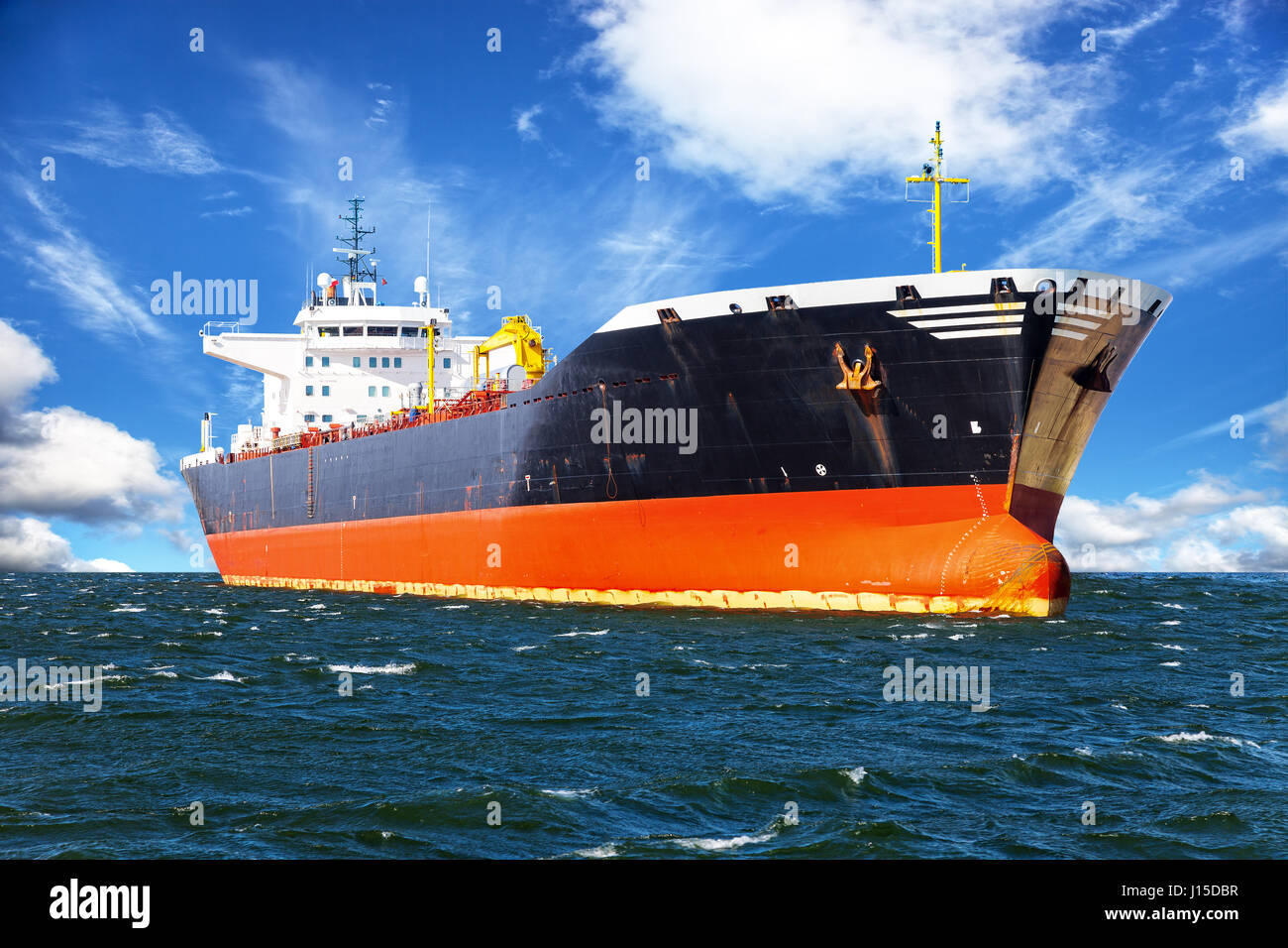 Petroliera nave in mare su uno sfondo di cielo blu Foto Stock